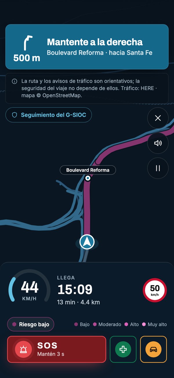 Guía giro a giro: la maniobra siguiente, el mapa con cada tramo pintado por su riesgo, la velocidad y el límite.
