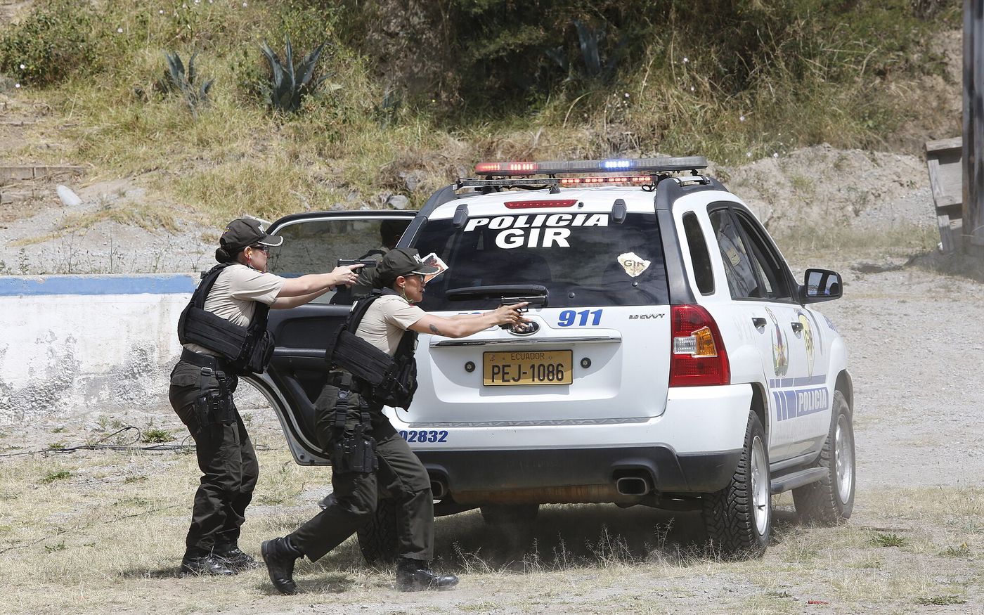 Agentes da Polícia Nacional do Equador durante uma operação